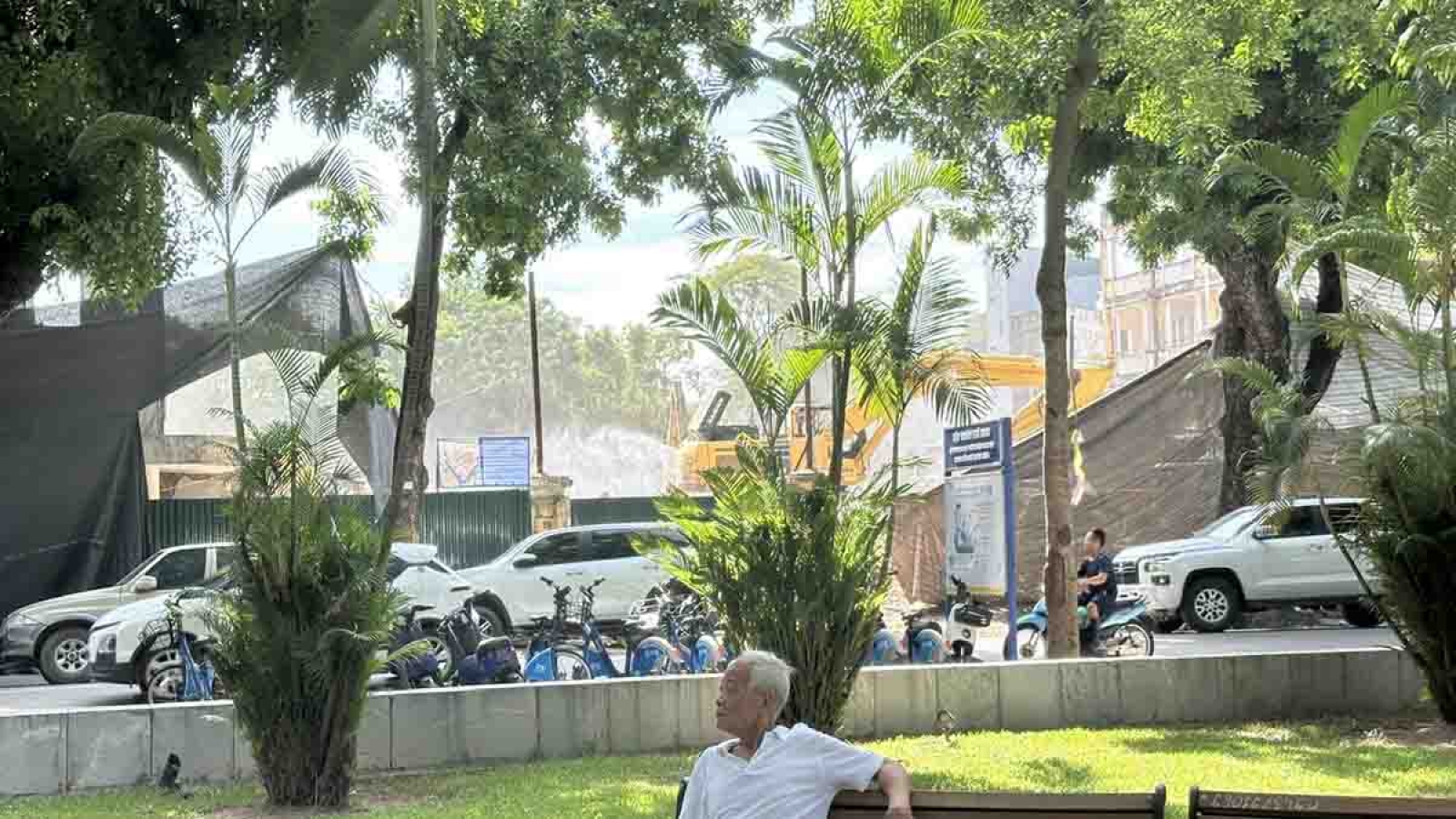 Người tập thể dục ở Vườn hoa Pasteur bị bủa vây bụi phát tán từ công trình phá dỡ